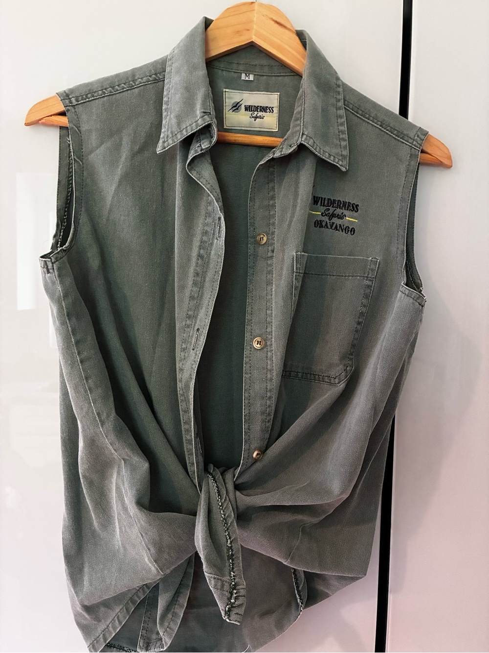 Women’s vintage safari top,  Sleeveless Button-Up Shirt - Green medium